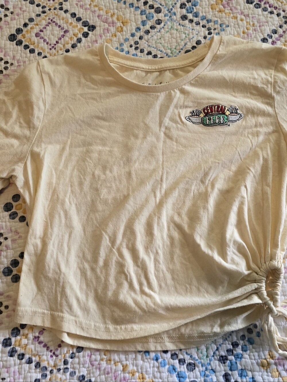 Friends Show Women's Cropped T-Shirt Off White Central Perk Logo Side Straps